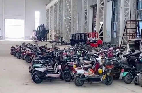 龍門剪在對報(bào)廢電動(dòng)車架進(jìn)行剪切